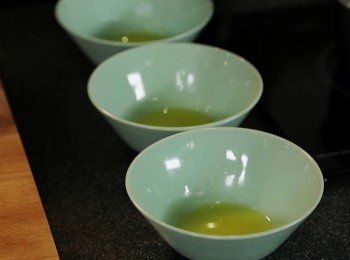 step2: 將薑泥用手榨出薑汁, 放在碗底, 放糖水與薑汁攪混備用