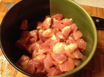 step1: <a href="https://bit.ly/3ANJVUp" target="_blank" data-keyword="豬展" class="guide-link"><strong>豬展</strong></a> <span style="display:inline-block;vertical-align:middle;margin-top:-3px;color:initial;border-radius:3px;padding:2px 3px;font-size:12px;line-height:14px;background:#87d300;color:#fff;">即買</span> 切粒，用醃料醃20分鐘