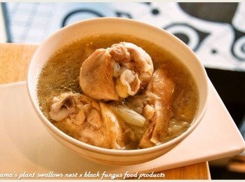 step5: 待電鍋跳起後，再續悶10分鐘即可，雞肉吃來軟嫩不柴，湯頭柚香滋味十足。