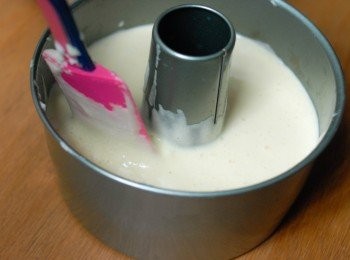 step5: 將蛋糕糊倒入烤模內，用膠刮或牙籤在糊內劃數圈，然後再將蛋糕模從10厘米高處摔數下（*這可令氣泡跑出）放入已預熱170度烤焗爐，焗約30-35分鐘