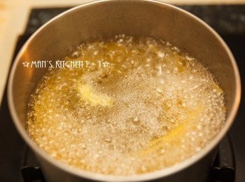 step1: 先將義大利麵下鍋煮至7~8分熟。(水鍋記得放橄欖油和鹽巴)