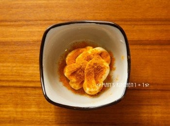 step2: 利用雞肉醃製的空檔將美乃滋與咖哩粉均勻混合；牛番茄切片後備用。