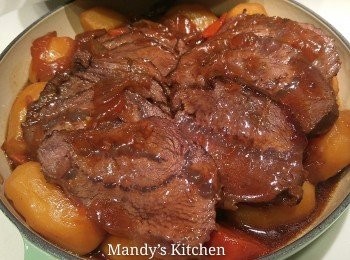 step5: 如用煲仔型式上枱,除<span class="group_2">醬汁</span>留煲所有材料轉往煲仔內,最後將<span class="group_3">茨汁</span>慢慢加入<span class="group_2">醬汁</span>內,直至<span class="group_2">醬汁</span>杰身即可,<span class="group_2">醬汁</span>倒入煲仔後再次翻滾即成。(如原煲上枱側直接將<span class="group_3">茨汁</span>慢慢加入,直至<span class="group_2">醬汁</span>杰身即可。)