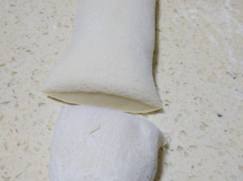 step4: 麵團發酵好後取出白色麵團，切塊。