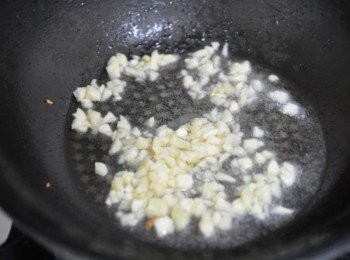 step4: 接著留一大匙油，將蒜末爆香，再放入豬絞肉爆香