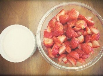 step1: 草莓洗淨擦乾水分!!! 將草莓對半切備用~~