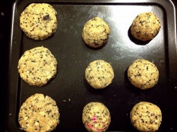 step5: 搓圓再壓扁（約1公分的厚度）平均的放在烤盤
烤箱先預熱：190度～10分
將烤盤移入烤箱190度烤18分
溫度時間僅供參考