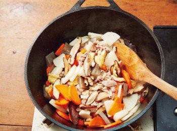 step3: 放入蘿蔔、紅蘿蔔、香菇、炸豆皮與蒟蒻，繼續翻炒至產生蔬菜的香氣為止。