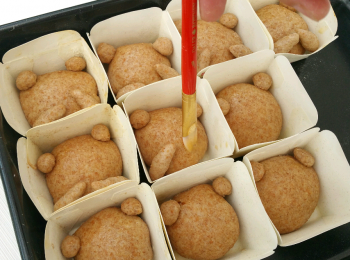 step5: 再將耳朵的麵糰搓成圓形，輕輕壓扁。而手臂的麵糰搓成長形。用蛋漿將耳朵及手臂黏穩於紅豆包表面。最後發酵至兩倍大。