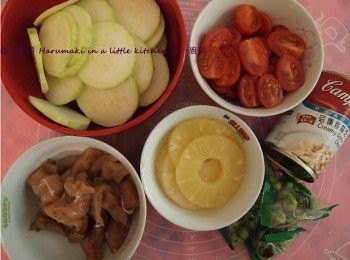 step2: 同時準備配菜材料: 
忌廉香蒜芝士醬  半罐
雞柳  4條
車厘茄 12粒
罐頭菠蘿圈2塊
毛瓜  1/3條
Wasabi豆 2小包