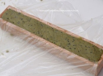 step2: 7.用保鮮紙包好，壓入長方形模中，放入雪柜冷藏1小時。
8.用刀切成半厘米之曲奇。
9.排在已放牛油紙之焗盆上。