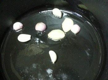 step5: 先起油鑊爆香蔥頭.蒜頭薑片