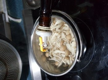 step1: 真姬菇洗淨後,用少許紹興酒出水1分鐘去草青味