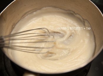 step1: 首先將<span class="group_1">湯種</span>的食材倒入鍋中，並加熱至呈現糊狀即可離火、放涼備用。