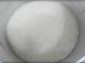 step1: 先將白米洗淨放入內鍋備用!!! 香菇洗淨泡軟切絲!!!