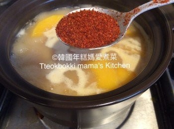 step6: 加入1湯匙韓國辣椒粉，