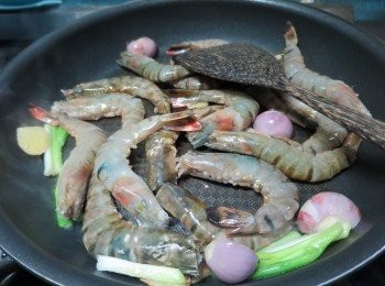 step3: 落蝦將蝦煎到兩邊金黃