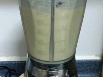 step5: 將貓山王榴槤肉倒入攪拌器容器中，倒入一半牛奶，倒入砂糖，打成榴槤牛奶漿