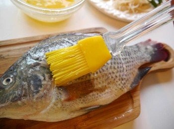 step1: *吳郭魚洗淨擦乾，魚身斜切三刀，魚身抹上蛋液。
*蛋液是蛋白與蛋黃一起，打勻後倒出一點點沾魚身使用即可，其它可以煎蛋或是炒蛋喔~