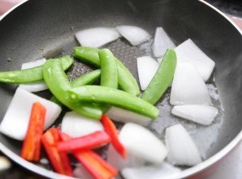 step5: 先將洋蔥、甜豆、辣椒爆香
