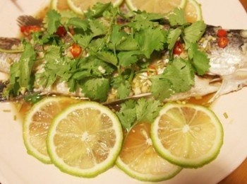 step7: 完全簡單根本就是餐廳菜呢^^b 吃起來酸酸辣辣的真的讓人很上癮呢~~~ 第一次嘗試用水波爐蒸魚呢~~魚肉好嫩又新鮮唷:)