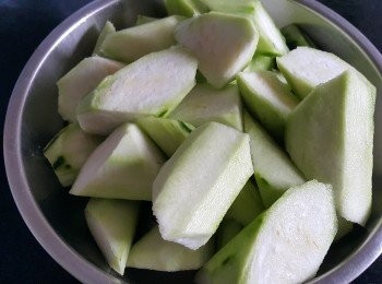 step3: 勝瓜去皮後切件備用