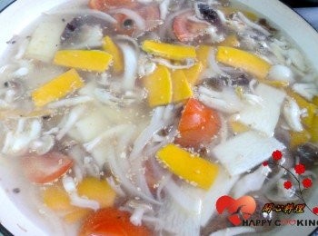 step4: 放蕃茄加水,<span class="group_2">調味</span>煮開,放入青花菜煮一會關火