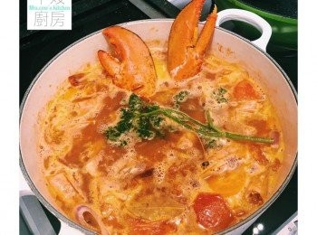 step1: 海鮮洗淨先汆水，拆肉後，將殻用濕毛巾包好後，用刀背揼碎~