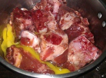 step1: 將五花排骨與<span class="group_2">醃料</span>揉捏均勻，放入冰箱冷藏一天，隔天取出排骨將蛋液打入並且稍微再攪拌一下