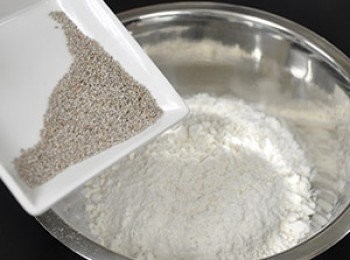 step2: 先將中筋麵粉與奇亞籽放入鋼盆中，加入熱水，邊倒邊攪拌均勻。
(若鋼盆不方便操作，也可在乾淨的桌台上操作)