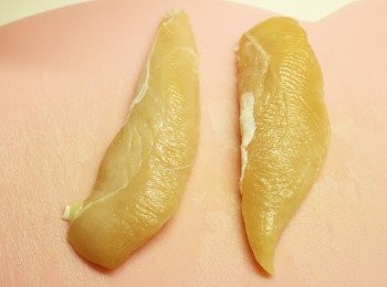 step2: 雞柳洗乾淨後用廚房紙印乾水份, 切塊備用