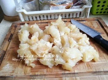 step2: 再放入牛筋出水10分鐘後熄火焗20分鐘盛起切件 , 蒜頭切成細粒