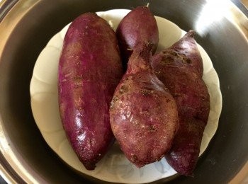 step2: 先將紫芋地瓜放電鍋蒸熟備用。
