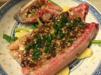 step3: 先把蔥段薑片放在碟上, 再把魚放上, 然後塗上醃料