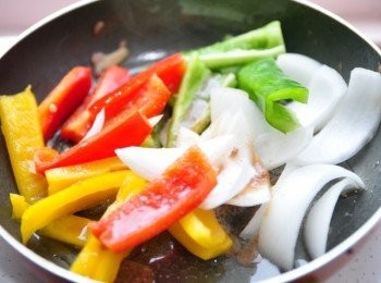 step5: 另外將彩椒及洋蔥全下鍋拌炒