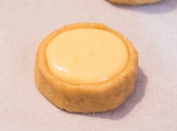 step10: 組合方法：於放芝士餡的保鮮袋或唧花袋剪去一小角。於曲奇的窩位唧滿芝士餡。