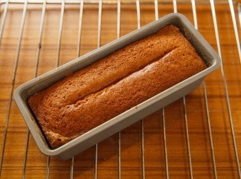 step10: 烤好的蛋糕取出放涼約5分鐘後再脫模並靜至到完全冷卻。