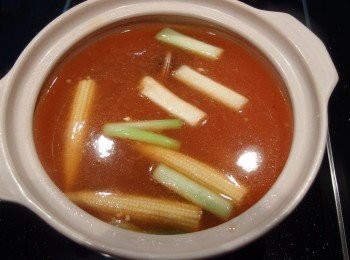 step6: 用湯匙將韓式辣椒醬放入鍋裡攪拌均勻。