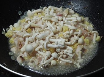 step2: 加入適量的水與美白菇