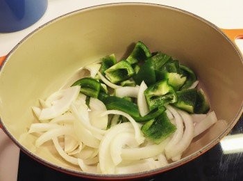 step2: 炒香青椒洋蔥