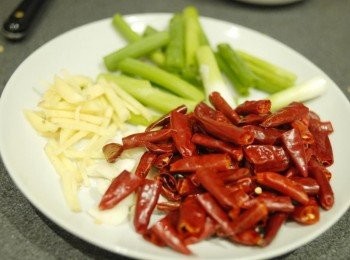 step1: 先將青蔥切段，薑片切絲，蒜頭切片，乾辣椒切半及去籽。將<span class="group_2">調味料</span>拌勻備用