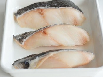 step2: 鱈魚洗乾淨後，用廚紙抹乾
