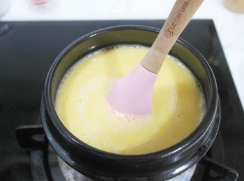 step3: 用中小火開始煮，邊煮要邊攪拌喔!!!