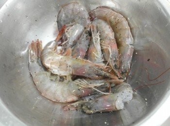 step1: 蝦子洗乾淨後背部劃開不切斷~~ 用米酒,鹽及黑胡椒醃漬10分鐘左右!!