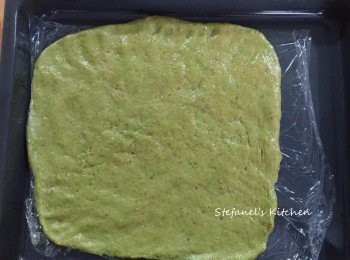 step2: 把一部份麵糰放在保鮮紙中央，蓋上左邊及右邊後用手輕輕按平