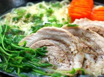 step7: 加入塩味湯頭、放入拉麵及豚肉，洒上蔥花，即可完成。