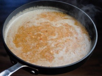 step5: 再下所有沾醬材料拌勻（除了椰漿），煮至醬汁濃稠後，再加椰漿煮沸即可