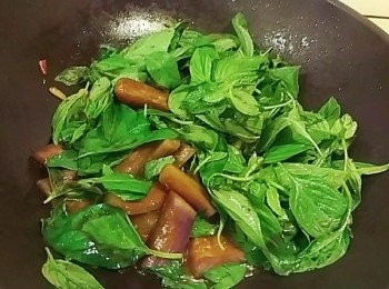 step6: 加入九層塔用大火拌炒均勻