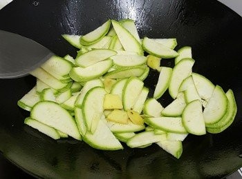 step3: 原鑊爆薑片和翠肉瓜快炒, 撈起備用