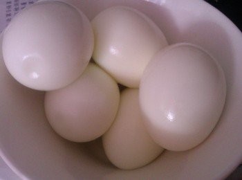 step4: 雞蛋洗淨後入滾水煮熟去殼待涼